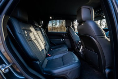 Riga, Letonya - 26.02.2022. Land Rover Range Sport 2019 model lüks araba siyah rengi.