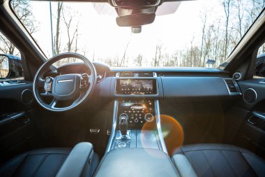 Riga, Letonya - 26.02.2022. Land Rover Range Sport 2019 model lüks araba siyah rengi.