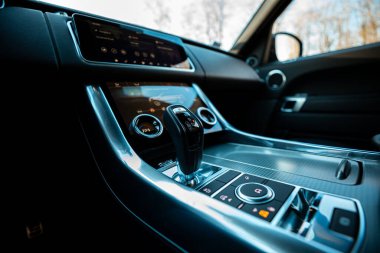 Riga, Letonya - 26.02.2022. Land Rover Range Sport 2019 model lüks araba siyah rengi.