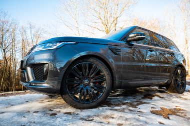 Riga, Letonya - 26.02.2022. Land Rover Range Sport 2019 Lüks araba siyah
