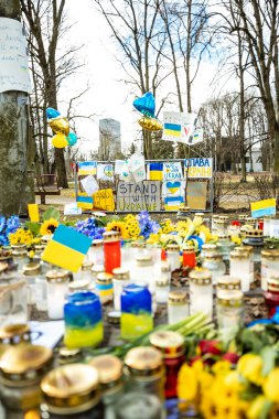 Riga, Letonya 26.02.2022: Ukrayna 'nın yanında dur. Savaşı ve Rus silahlı saldırgan Vladimir Putin 'in politikasını protesto etmek. Ukrayna 'da barış için sokaklarda mumlar