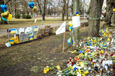 Riga, Letonya 26.02.2022: Ukrayna 'nın yanında dur. Savaşı ve Rus silahlı saldırgan Vladimir Putin 'in politikasını protesto etmek. Ukrayna 'da barış için sokaklarda mumlar