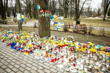 Riga, Letonya 26.02.2022: Ukrayna 'nın yanında dur. Savaşı ve Rus silahlı saldırgan Vladimir Putin 'in politikasını protesto etmek. Ukrayna 'da barış için sokaklarda mumlar