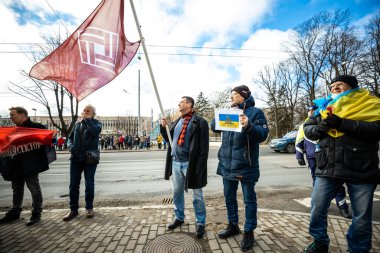 Riga, Letonya 26.02.2022: Ukrayna 'nın yanında dur. Savaşı ve Rus silahlı saldırgan Vladimir Putin 'in politikasını protesto etmek. Ukrayna 'yı savunan Letonyalılar. Küresel askeri çatışma, işgal