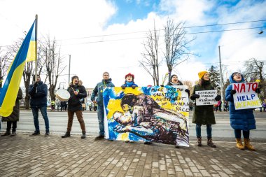Riga, Letonya 26.02.2022: Ukrayna 'nın yanında dur. Savaşı ve Rus silahlı saldırgan Vladimir Putin 'in politikasını protesto etmek. Ukrayna 'yı savunan Letonyalılar. Küresel askeri çatışma, işgal