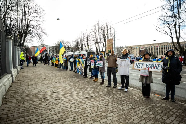 Riga, Letonya 26.02.2022: Ukrayna 'nın yanında dur. Savaşı ve Rus silahlı saldırgan Vladimir Putin 'in politikasını protesto etmek. Ukrayna 'yı savunan Letonyalılar. Küresel askeri çatışma, işgal