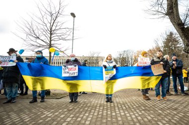 Riga, Letonya 26.02.2022: Ukrayna 'nın yanında dur. Savaşı ve Rus silahlı saldırgan Vladimir Putin 'in politikasını protesto etmek. Ukrayna 'yı savunan Letonyalılar. Küresel askeri çatışma, işgal