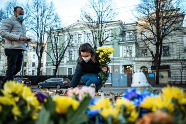 Riga, Letonya 26.02.2022: Ukrayna 'nın yanında dur. Savaşı ve Rus silahlı saldırgan Vladimir Putin 'in politikasını protesto etmek. Ukrayna 'yı savunan Letonyalılar. Küresel askeri çatışma, işgal