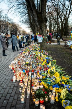 Riga, Letonya 26.02.2022: Ukrayna 'nın yanında dur. Savaşı ve Rus silahlı saldırgan Vladimir Putin 'in politikasını protesto etmek. Ukrayna 'da barış için sokaklarda mumlar