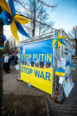 Riga, Letonya 26.02.2022: Ukrayna 'nın yanında dur. Savaşı ve Rus silahlı saldırgan Vladimir Putin 'in politikasını protesto etmek. Ukrayna 'yı savunan Letonyalılar. Küresel askeri çatışma, işgal