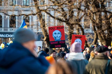 Riga, Letonya, Avrupa 05.03.2022: Putin 'e karşı birlikte Ukrayna' ya destek yürüyüşü! Savaşa ve küresel askeri çatışmaya karşı protesto, işgal.