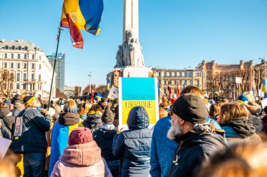 Riga, Letonya, Avrupa 05.03.2022: Putin 'e karşı birlikte Ukrayna' ya destek yürüyüşü! Savaşa ve küresel askeri çatışmaya karşı protesto, işgal.