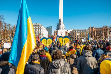 Riga, Letonya, Avrupa 05.03.2022: Putin 'e karşı birlikte Ukrayna' ya destek yürüyüşü! Savaşa ve küresel askeri çatışmaya karşı protesto, işgal.