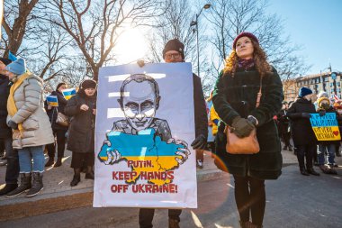 Riga, Letonya, Avrupa 05.03.2022: Putin 'e karşı birlikte Ukrayna' ya destek yürüyüşü! Savaşa ve küresel askeri çatışmaya karşı protesto, işgal.