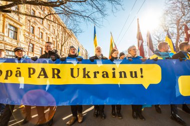 Riga, Letonya, Avrupa 05.03.2022: Putin 'e karşı birlikte Ukrayna' ya destek yürüyüşü! Savaşa ve küresel askeri çatışmaya karşı protesto, işgal.