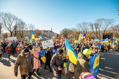 Riga, Letonya, Avrupa 05.03.2022: Putin 'e karşı birlikte Ukrayna' ya destek yürüyüşü! Savaşa ve küresel askeri çatışmaya karşı protesto, işgal.