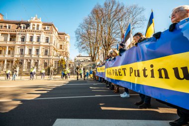 Riga, Letonya, Avrupa 05.03.2022: Putin 'e karşı birlikte Ukrayna' ya destek yürüyüşü! Savaşa ve küresel askeri çatışmaya karşı protesto, işgal.