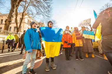 Riga, Letonya, Avrupa 05.03.2022: Putin 'e karşı birlikte Ukrayna' ya destek yürüyüşü! Savaşa ve küresel askeri çatışmaya karşı protesto, işgal.