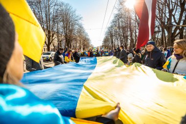 Riga, Letonya, Avrupa 05.03.2022: Putin 'e karşı birlikte Ukrayna' ya destek yürüyüşü! Savaşa ve küresel askeri çatışmaya karşı protesto, işgal.