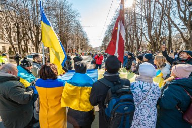 Riga, Letonya, Avrupa 05.03.2022: Putin 'e karşı birlikte Ukrayna' ya destek yürüyüşü! Savaşa ve küresel askeri çatışmaya karşı protesto, işgal.
