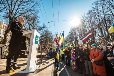 Riga, Letonya, Avrupa 05.03.2022: Putin 'e karşı birlikte Ukrayna' ya destek yürüyüşü! Savaşa ve küresel askeri çatışmaya karşı protesto, işgal.