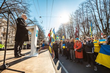 Riga, Letonya, Avrupa 05.03.2022: Putin 'e karşı birlikte Ukrayna' ya destek yürüyüşü! Savaşa ve küresel askeri çatışmaya karşı protesto, işgal.