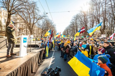 Riga, Letonya, Avrupa 05.03.2022: Putin 'e karşı birlikte Ukrayna' ya destek yürüyüşü! Savaşa ve küresel askeri çatışmaya karşı protesto, işgal.
