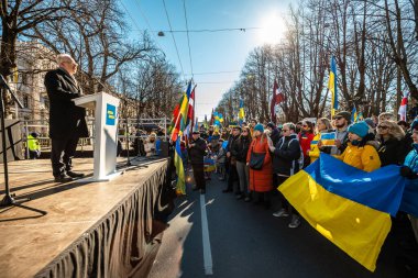 Riga, Letonya, Avrupa 05.03.2022: Putin 'e karşı birlikte Ukrayna' ya destek yürüyüşü! Savaşa ve küresel askeri çatışmaya karşı protesto, işgal.