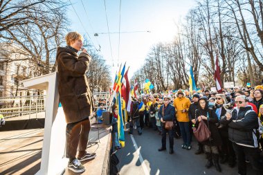 Riga, Letonya, Avrupa 05.03.2022: Putin 'e karşı birlikte Ukrayna' ya destek yürüyüşü! Savaşa ve küresel askeri çatışmaya karşı protesto, işgal.