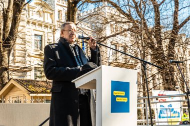 Riga, Letonya, Avrupa 05.03.2022: Putin 'e karşı birlikte Ukrayna' ya destek yürüyüşü! Savaşa ve küresel askeri çatışmaya karşı protesto, işgal.