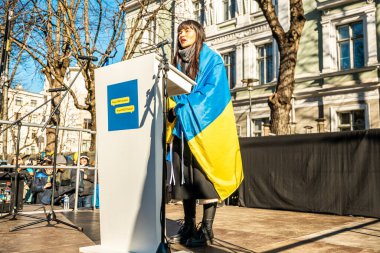 Riga, Letonya, Avrupa 05.03.2022: Putin 'e karşı birlikte Ukrayna' ya destek yürüyüşü! Savaşa ve küresel askeri çatışmaya karşı protesto, işgal.