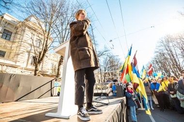 Riga, Letonya, Avrupa 05.03.2022: Putin 'e karşı birlikte Ukrayna' ya destek yürüyüşü! Savaşa ve küresel askeri çatışmaya karşı protesto, işgal.