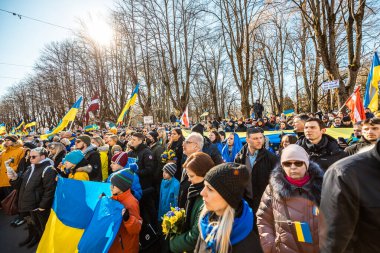 Riga, Letonya, Avrupa 05.03.2022: Putin 'e karşı birlikte Ukrayna' ya destek yürüyüşü! Savaşa ve küresel askeri çatışmaya karşı protesto, işgal.
