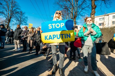 Riga, Letonya, Avrupa 05.03.2022: Putin 'e karşı birlikte Ukrayna' ya destek yürüyüşü! Savaşa ve küresel askeri çatışmaya karşı protesto, işgal.