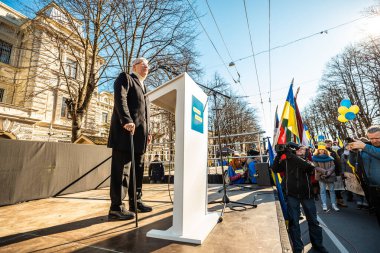 Riga, Letonya, Avrupa 05.03.2022: Putin 'e karşı birlikte Ukrayna' ya destek yürüyüşü! Savaşa ve küresel askeri çatışmaya karşı protesto, işgal.