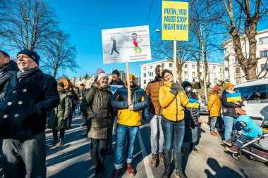 Riga, Letonya, Avrupa 05.03.2022: Putin 'e karşı birlikte Ukrayna' ya destek yürüyüşü! Savaşa ve küresel askeri çatışmaya karşı protesto, işgal.