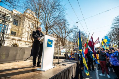 Riga, Letonya, Avrupa 05.03.2022: Putin 'e karşı birlikte Ukrayna' ya destek yürüyüşü! Savaşa ve küresel askeri çatışmaya karşı protesto, işgal.