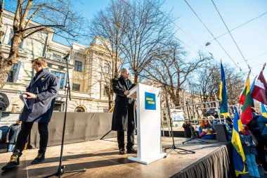 Riga, Letonya, Avrupa 05.03.2022: Putin 'e karşı birlikte Ukrayna' ya destek yürüyüşü! Savaşa ve küresel askeri çatışmaya karşı protesto, işgal.
