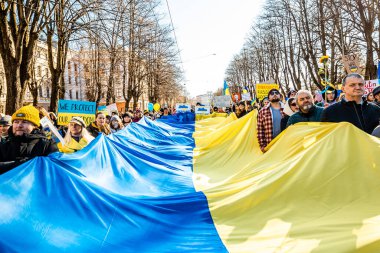 Riga, Letonya, Avrupa 05.03.2022: Putin 'e karşı birlikte Ukrayna' ya destek yürüyüşü! Savaşa ve küresel askeri çatışmaya karşı protesto, işgal.