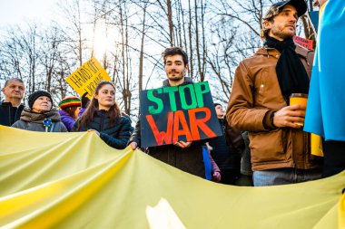 Riga, Letonya, Avrupa 05.03.2022: Putin 'e karşı birlikte Ukrayna' ya destek yürüyüşü! Savaşa ve küresel askeri çatışmaya karşı protesto, işgal.