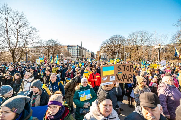 Riga, Letonya, Avrupa 05.03.2022: Putin 'e karşı birlikte Ukrayna' ya destek yürüyüşü! Savaşa ve küresel askeri çatışmaya karşı protesto, işgal.