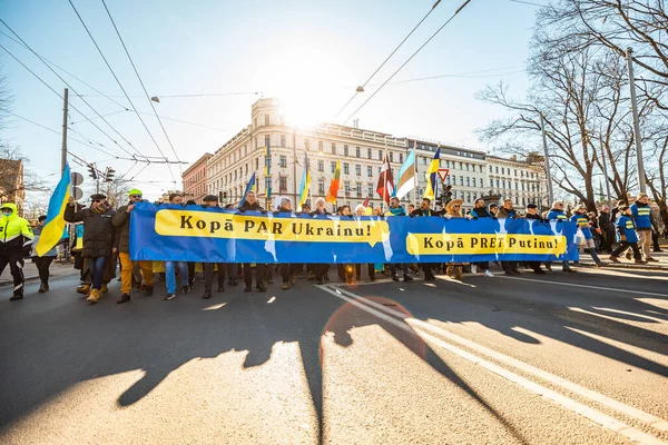 Riga, Letonya, Avrupa 05.03.2022: Putin 'e karşı birlikte Ukrayna' ya destek yürüyüşü! Savaşa ve küresel askeri çatışmaya karşı protesto, işgal.