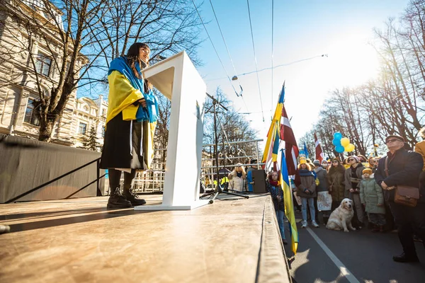 Riga, Letonya, Avrupa 05.03.2022: Putin 'e karşı birlikte Ukrayna' ya destek yürüyüşü! Savaşa ve küresel askeri çatışmaya karşı protesto, işgal.