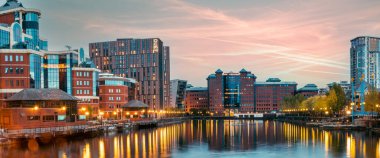Manchester, İngiltere. 15 Eylül 2021: Salford ve Trafford, MediaCityUK binaları ve tesislerindeki Manchester Gemi Kanalı 'nın nehir köprüsünü izleyin.
