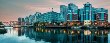 Manchester, İngiltere. 15 Eylül 2021: Salford ve Trafford, MediaCityUK binaları ve tesislerindeki Manchester Gemi Kanalı 'nın nehir köprüsünü izleyin.