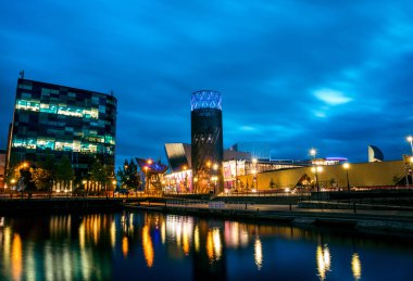 Manchester, İngiltere. 15 Eylül 2021: Media City UK 'nin gece görüntüsü Salford ve Trafford' daki Manchester Ship Canal 'ın kıyısında yer almaktadır..