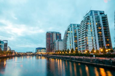 Manchester, İngiltere. 15 Eylül 2021: Salford Quays Manchester 'ın güzel silueti