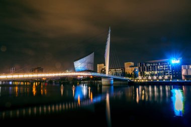 Manchester, İngiltere. 15 Eylül 2021: Manchester İş Merkezi 'nin gece manzarası. Salford Quays ve Trafford 'daki Manchester Kanalı - Uzun Maruz Kalma Gecesi