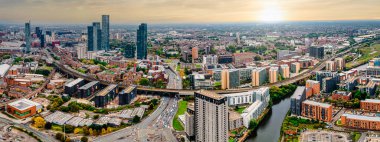 Güneşli bir günde Manchester şehrinin hava aracı görüntüsü..