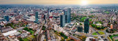 Güneşli bir günde Manchester şehrinin hava aracı görüntüsü..